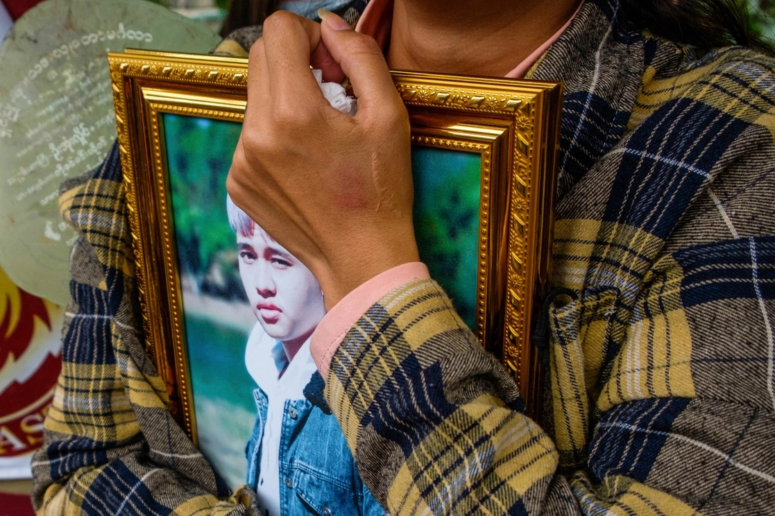 Una familiar sostiene el retrato de uno de los manifestantes muertos el fin de semana durante las protestas contra el golpe militar en Myanmar, el 29 de marzo de 2021. Foto Afp 