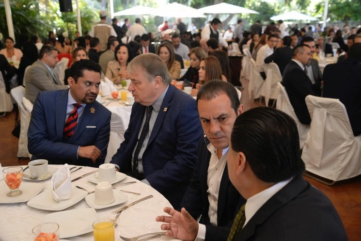 Imagen del día del abogado, en la cual aparecen el gobernador de Morelos, Cuauhtémoc Blanco (al centro) y Josué Guzmán Casarrubias, presidente del Foro Morelense de Abogados (primero de izquierda a derecha). Foto tomada del Twitter de @cuauhtemocb10
