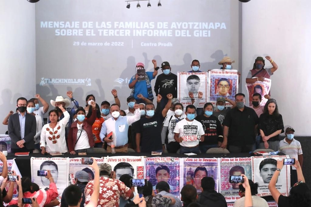 Padres de los 43 normalistas desaparecidos de Ayotzinapa ofrecieron conferencia de prensa sobre el informe del Grupo Interdisciplinario de Expertos Independientes sobre el caso Iguala, realizada en el auditorio del Centro Prodh, en la Ciudad de México, el 29 de marzo de 2022. Foto Luis Castillo