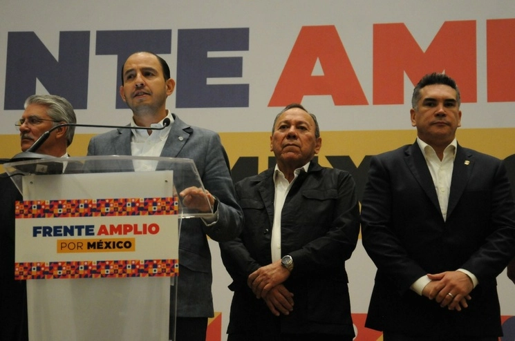Marko Cortés, dirigente del PAN; a su izquierda, Jesús Zambrano, líder del PRD y Alejandro Moreno, líder del PRI. Foto Cuartoscuro 