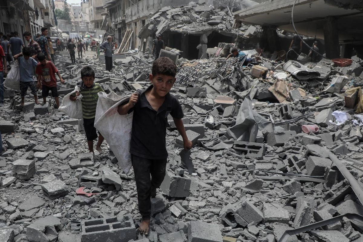 Calles de Al Rimal, en el oeste de la ciudad de Gaza, donde sólo quedaron escombros después del bombardeo de las fuerzas armadas de Israel. Foto 
