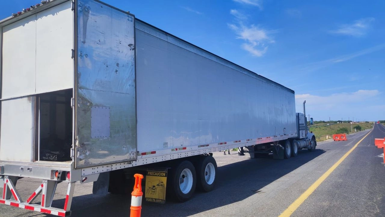 Elementos de la Guardia Nacional durante un operativo en el puesto militar El Encanto, ubicado en el km 171, de la carretera Monterrey-Reynosa, en General Bravo, NL, detectaron que en el interior de la caja de carga de un tráiler se escuchaban ruidos y golpeteos. Imagen tomada de 