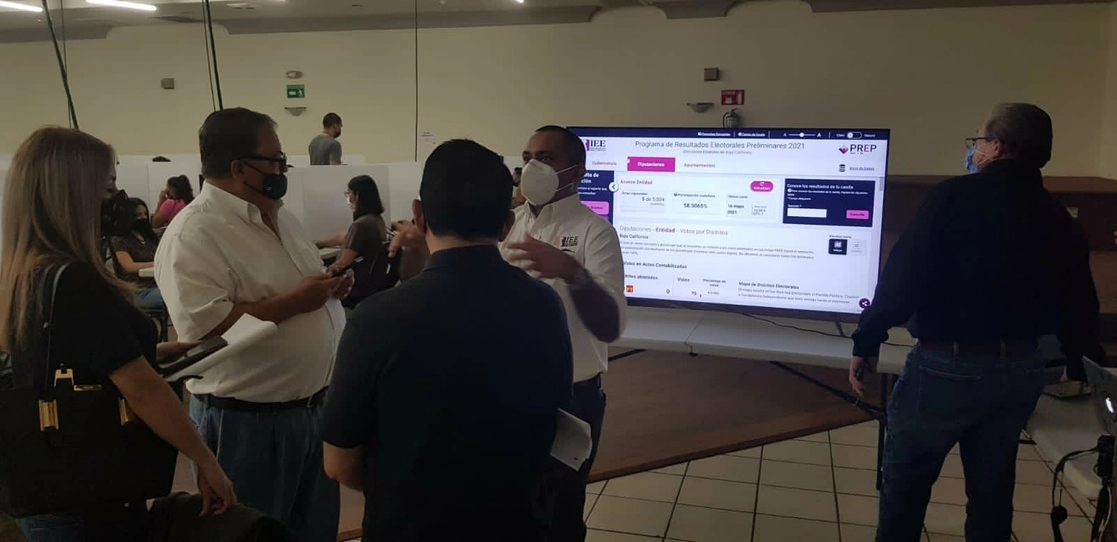 Consejeros del IEEBC durante uno de los tres simulacros de la implementación del PREP. Foto tomada de la cuenta de Twitter @IEE_BC 