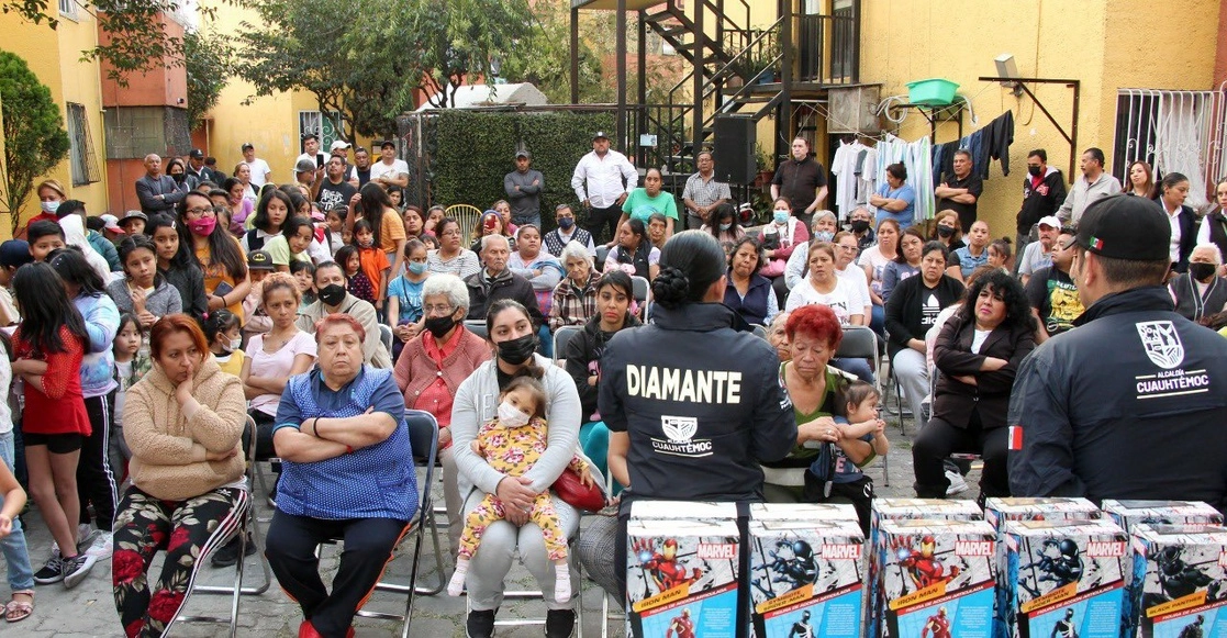 “Yo me voy a encargar de que quede muy bien su unidad habitacional, pero si sé que entra otro político, otro partido y empiezan a grillar, yo me retiro con mi equipo”, advirtió la alcaldesa, Sandra Cuevas, en un acto realizado en la unidad habitacional La Fortaleza. Foto tomada de su cuenta de Twitter 