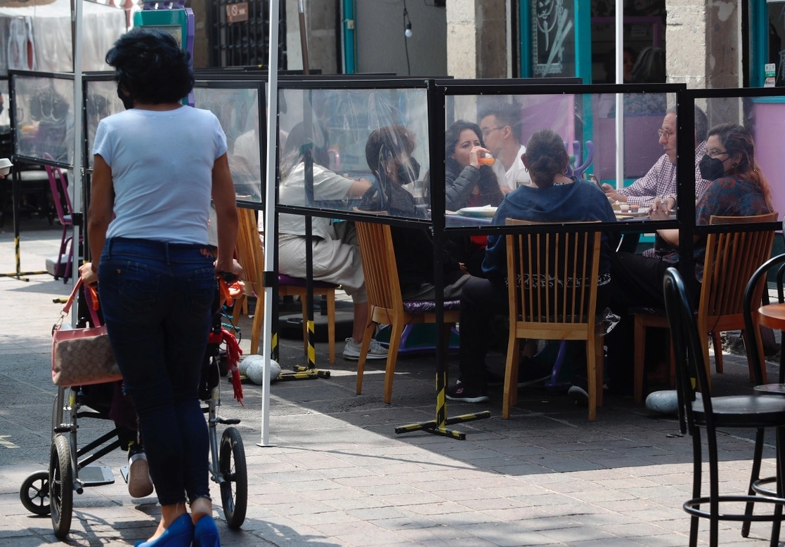 Comensales en un restaurante en Coyocán, Ciudad de México. Foto Cristina Rodríguez / Archivo