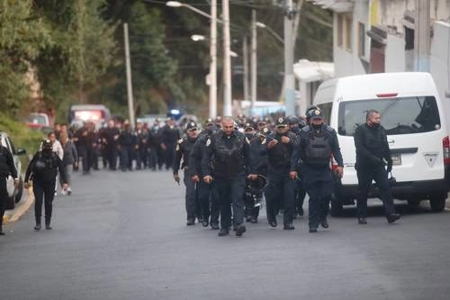 Elementos de la Secretaría de Seguridad Ciudadana impidieron que un conductor que chocó su auto con otro fuera linchado en el poblado de San Pablo Chimalpa, en Cuajimalpa. Foto Víctor Camacho