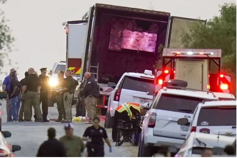 Las autoridades señalaron que Zamorano, quien conducía el camión, y otros hombres
acusados en el intento de tráfico de personas sabían que la unidad de aire acondicionado
del remolque estaba averiada y no emitía aire frío a los migrantes atrapados dentro. Foto Ap/Archivo.