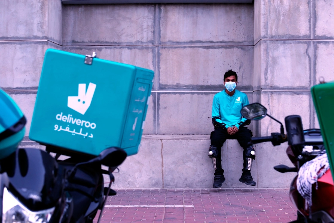 Repartidores de alimentos declararon el fin de semana una huelga masiva en protesta por los recortes salariales y las duras condiciones de trabajo. En la imagen, un trabajador de la empresa Deliveroo durante el paro de actividades en Dubái, Emiratos Árabes Unidos, el 2 de mayo de 2022. Foto Ap
