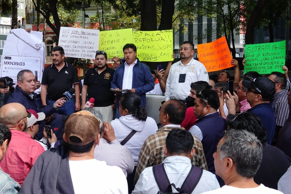 Conductores de taxis por aplicación en la Ciudad de México mantienen su protesta en las inmediaciones del Ángel de la Independencia. Foto Cuartoscuro