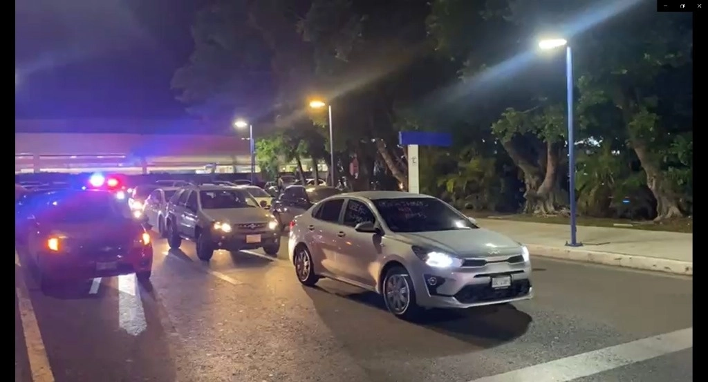 Conductores de Uber repudian todo acto de violencia que autoridades de ese aeropuerto han permitido, acusan. Foto Patricia Vázquez