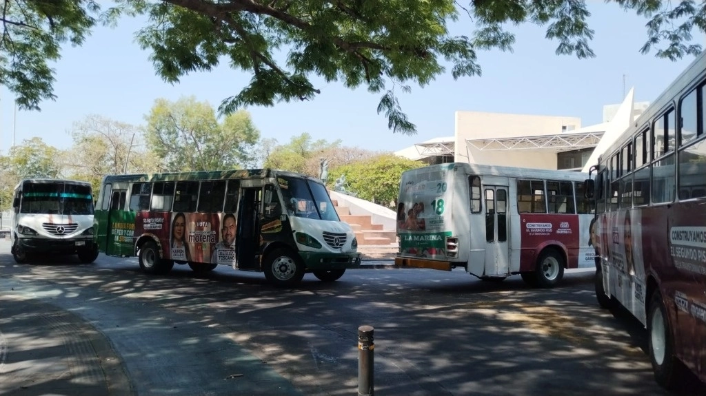 Operadores suspendieron el servicio de transporte público en la capital colimense. Foto ‘La Jornada’  