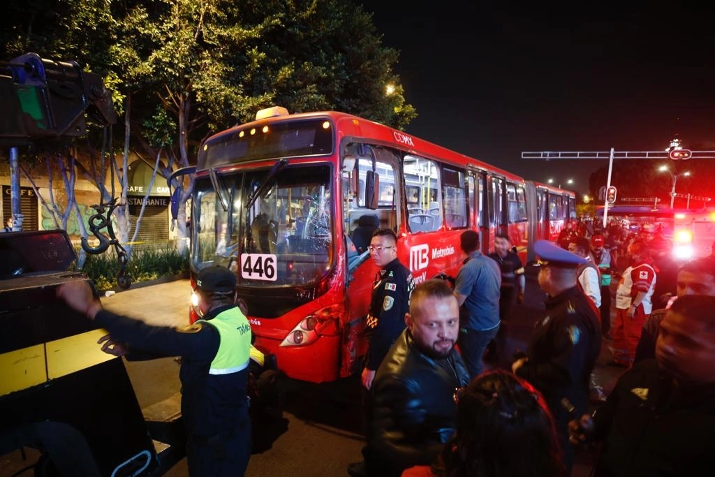 El Sistema Metrobús informó que ninguno de los conductores de las unidades que chocaron ayer en el cruce de Paseo de la Reforma e Hidalgo iba alcoholizado. Foto José Antonio López