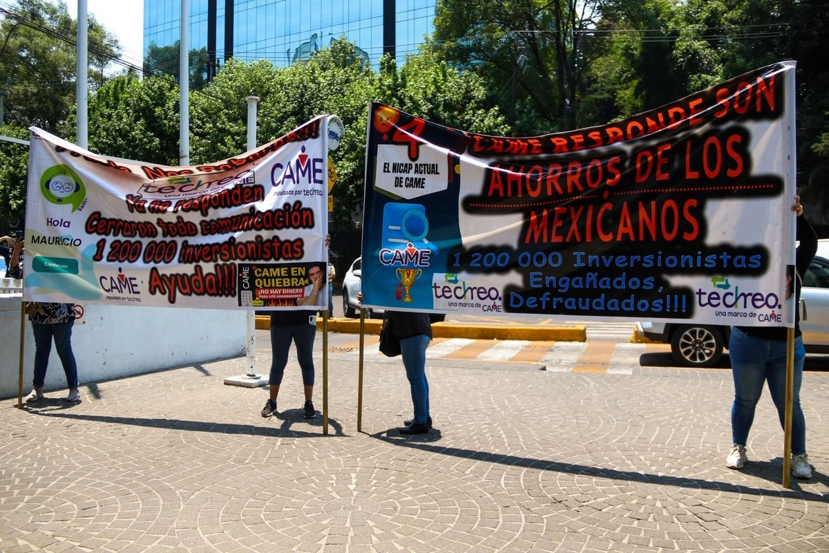 Ahorradores y trabajadores de CAME durante una protesta para exigir la devolución de sus ahorros, el 24 de abril de 2025. Foto 