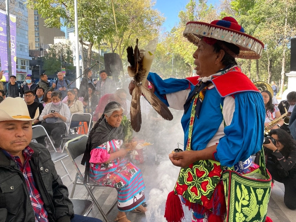 Integrantes de la comunidad wixarika, realizan una ceremonia tradicional en febrero de 2024. Foto Roberto García Ortiz