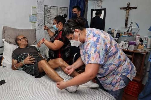 Servicio médico y personal en un hospital del país. Foto Marco Peláez / Archivo