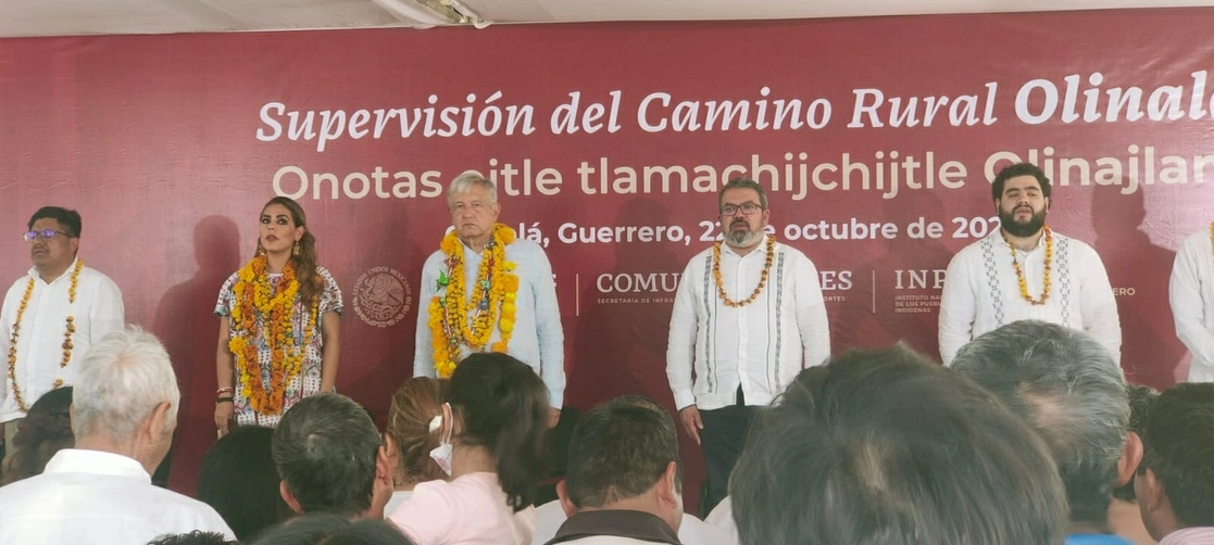Al supervisar la construcción de un camino rural en el municipio de Olinalá, Guerrero, el mandatario destacó que antier se avaló la Ley de Ingresos y pasó al Senado, donde dijo estar seguro de que también se va a aprobar. Foto Sergio Ocampo
