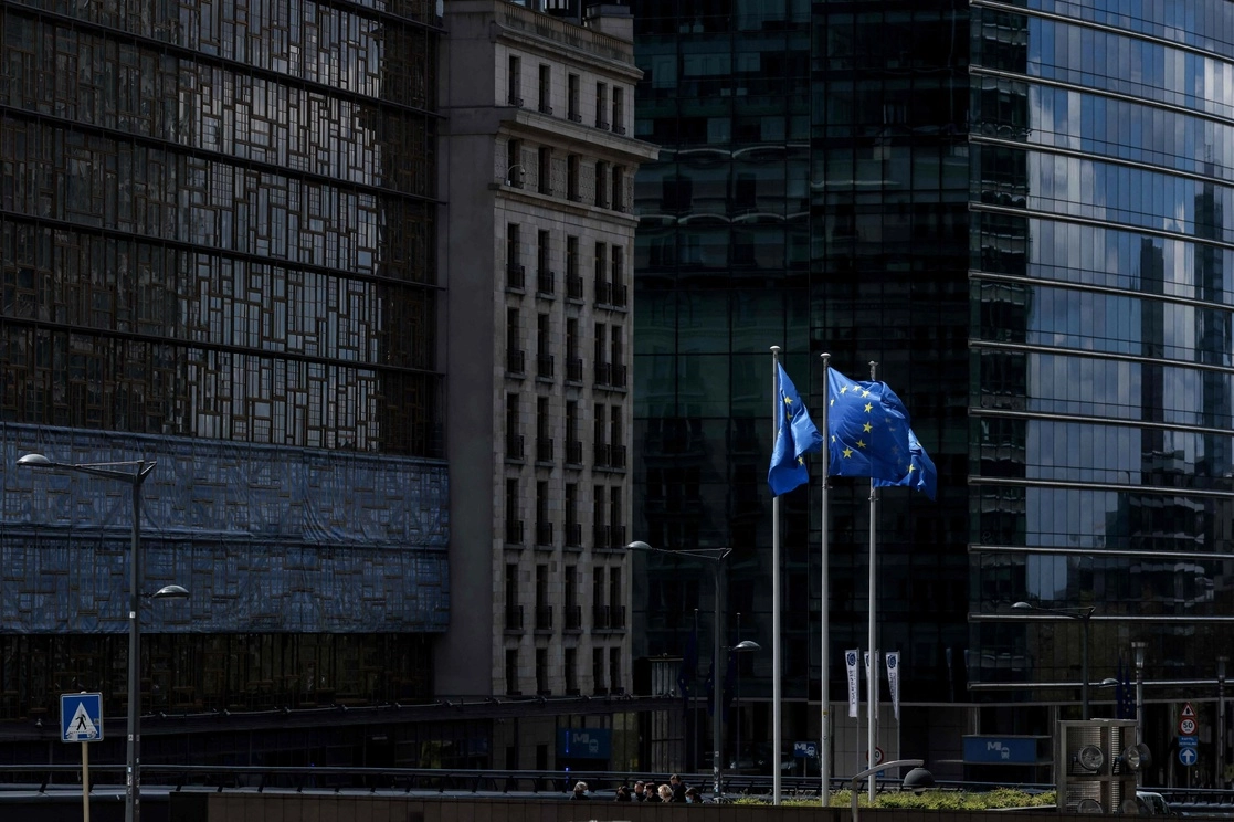 Banderas de la Unión Europea ondeando fuera de la sede de la Comisión Europea en Bruselas. Foto Afp / Archivo