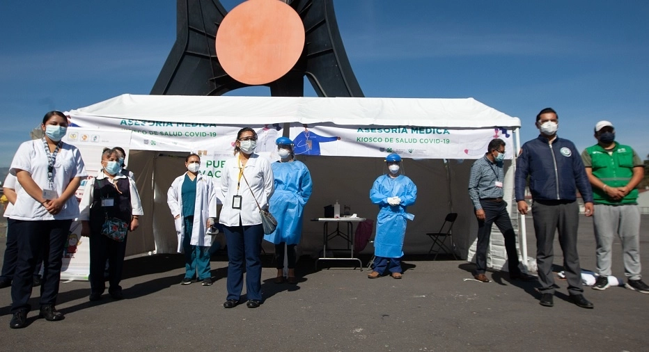 En la explanada del estadio Azteca fue instalado un quiosco de salud donde personal aplica la prueba del Covid-19 y la vacuna contra la influenza. Foto Pablo Ramos 