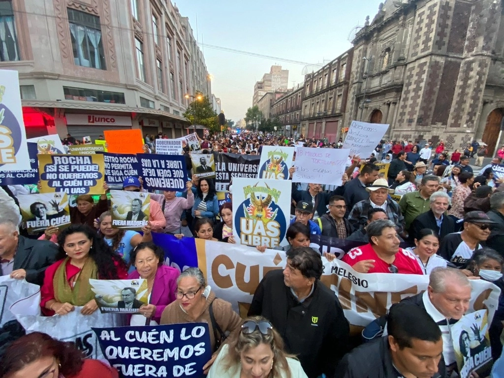Ciudad de México. Integrantes de la comunidad de la Universidad Autónoma de Sinaloa (UAS) se manifiestan en los alrededores del Zócalo, para exigir un alto a la reforma de la Ley Orgánica de dicha casa de estudios. Foto Germán Canseco