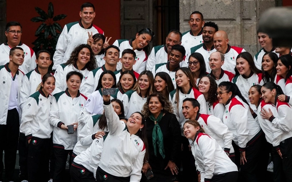 Mary José Alcalá, presidenta del Comité Olímpico Mexicano (COM), se toma una selfie con las y los integrantes de la Delegación Mexicana que participará en la edición 2024 de los Juegos Olímpicos en París, Francia. Foto Cuartoscuro / archivo 