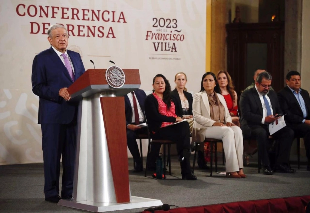 El presidente Andrés Manuel López Obrador durante su conferencia matutina en el salón Tesorería de Palacio Nacional, en la Ciudad de México, el 10 de abril de 2023. Foto Cristina Rodríguez