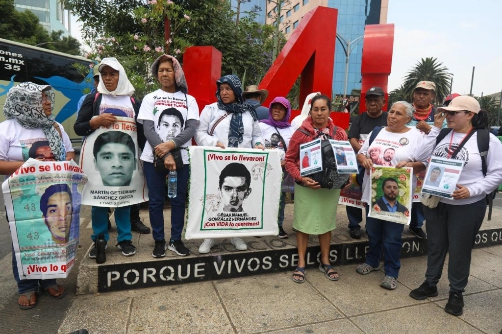 La Brigada de Madres que buscan a sus hijos migrantes desaparecidos en México demuestran su apoyo a los padres de los normalistas de Ayotzinapa, frente al antimonumento +43, en la Ciudad de México, el 27 de abril de 2024. Foto Pablo Ramos