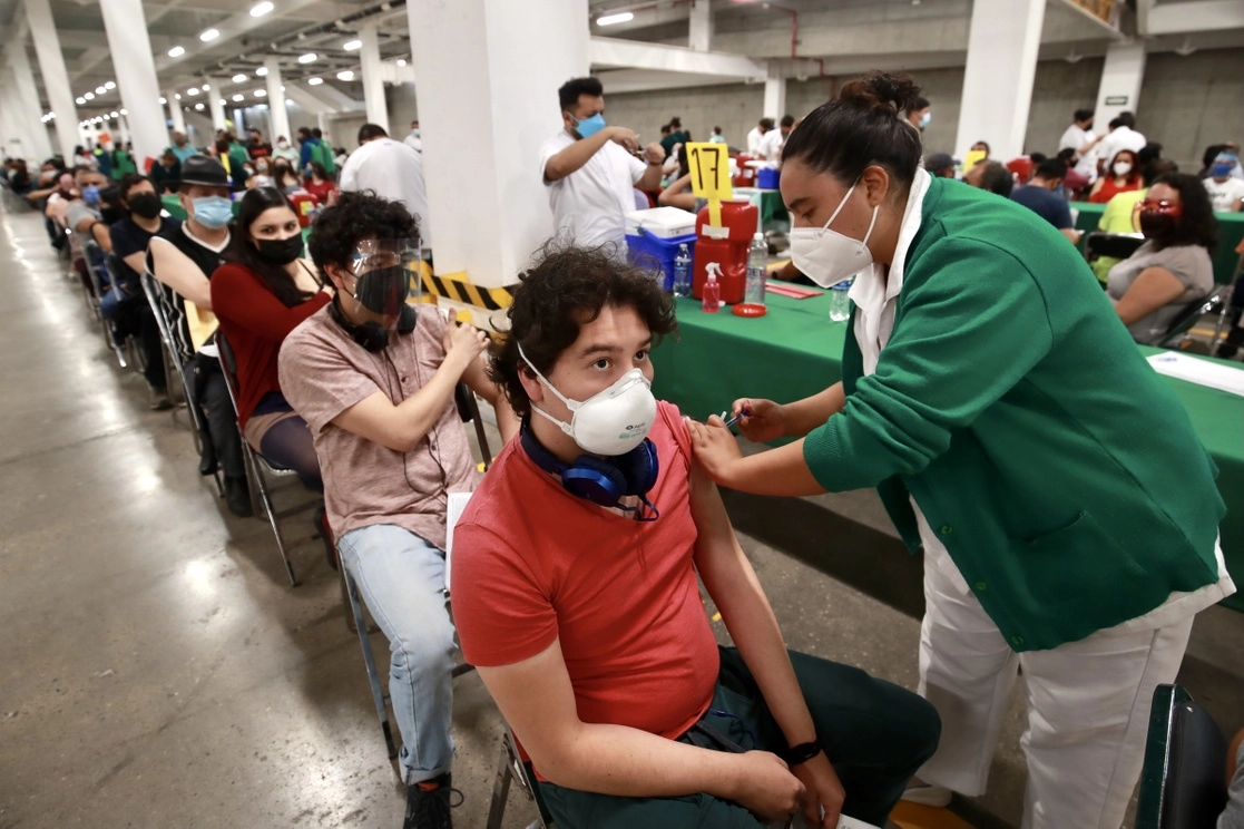 Aplicación de la vacuna CanSino contra el Covid-19, en el Centro de Estudios Navales en Ciencias de la Salud de la Marina, en la alcaldía Coyoacán, Ciudad de México, el 20 de mayo de 2021. Foto Luis Castillo 