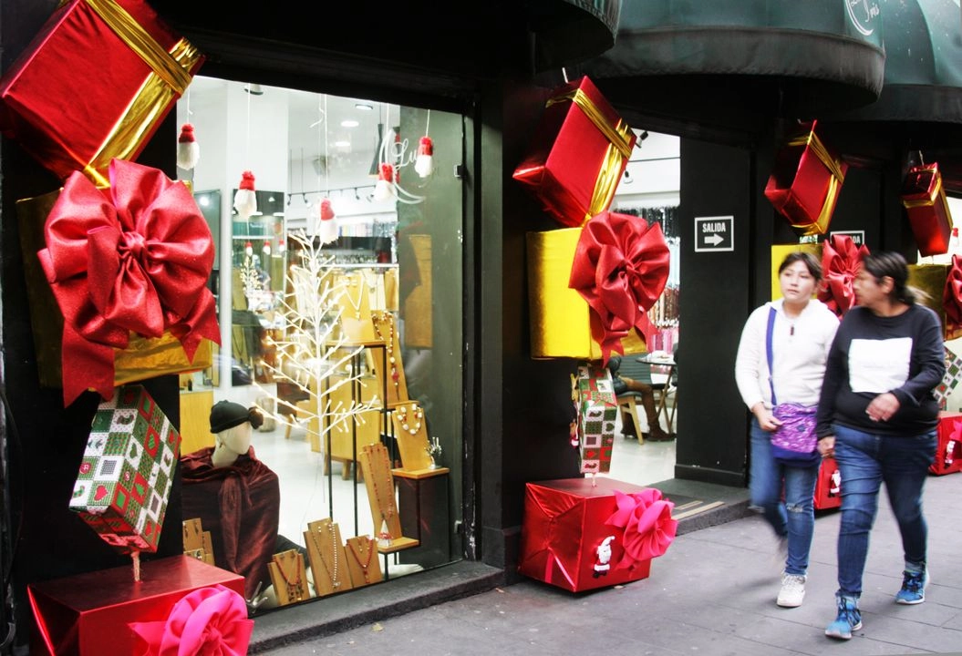Imagen de archivo de una tienda en la calle Madero, en el Centro Histórico de la capital de México. Foto