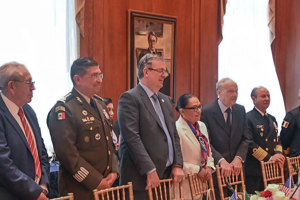 El canciller Marcelo Ebrard (c) junto con integrantes del Gabinete federal. Foto SSPC