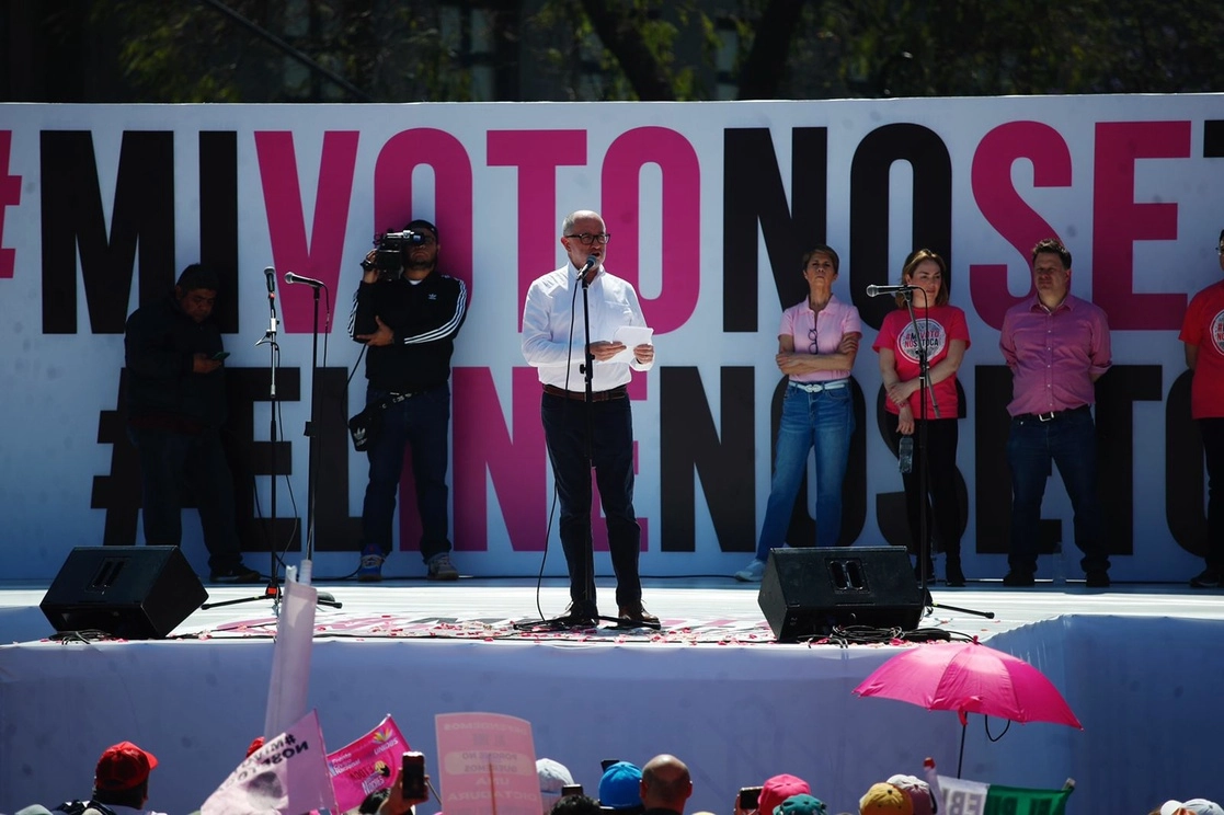 El ex ministro José Ramón Cossío, durante su discurso en la concentración contra la reforma electoral, realizada en el Zócalo de la Ciudad de México, el 26 de febrero de 2023. Foto Cristina Rodríguez