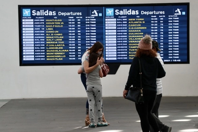 Personas en la Terminal 1 del AICM el pasado 26 de enero de 2021. Foto Luis Castillo 