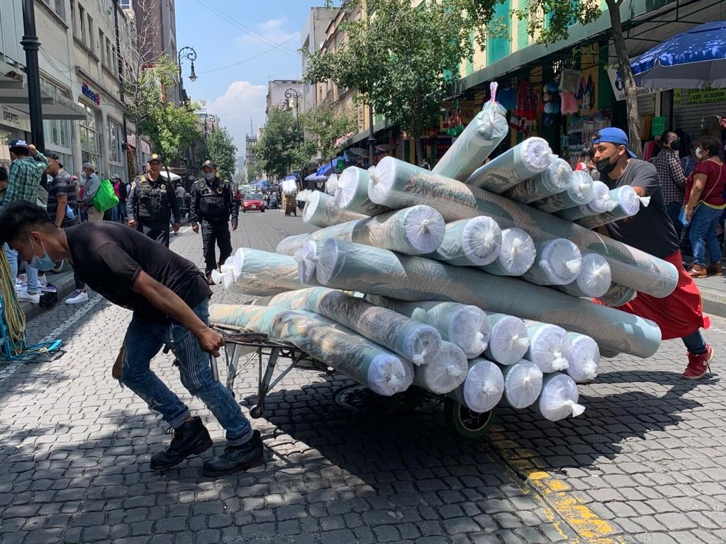 Diableros trasladan mercancía en calles del Centro Histórico de la Ciudad de México, el 20 de septiembre de 2021. Foto María Luisa Severiano  