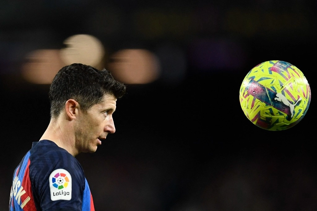 El delantero del Barcelona Robert Lewandowski confió en que Leo Messi pueda volver al Barcelona la próxima temporada, mostrando su deseo de jugar con el astro argentino, porque "necesitamos jugadores como él. Foto Afp / Archivo