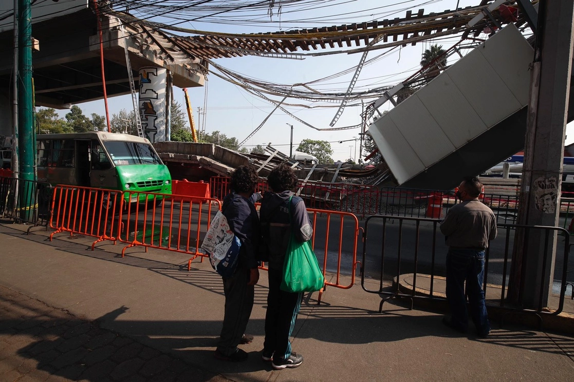 Ciudadanos observan la zona donde colapsó una trabe de la Línea 12 del Metro, entre las estaciones Olivo y Tezonco, en la alcaldía Tláhuac, Ciudad de México, el 10 de mayo de 2021. Foto Cristina Rodríguez




