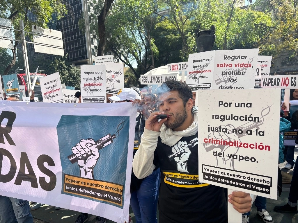 Fumadores de cigarrillos electrónicos y vapeadores protestaron frente al Senado de la República, para exigir que se respete su consumo y pedir una regulación justa en el mercado, en la Ciudad de México, el 10 de diciembre de 2024. Foto María Luisa Severiano