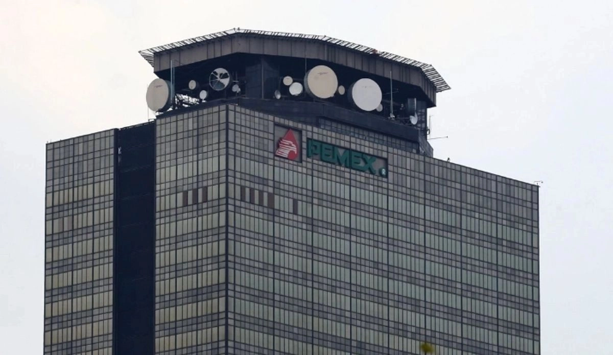 Si Pemex no cumple con sus compromisos de pago, los acreedores bancarios podrían reclamar los bonos emitidos por el gobierno de Estados Unidos que estarían comprometidos como garantía bajo la operación que anunció ayer Hacienda. 