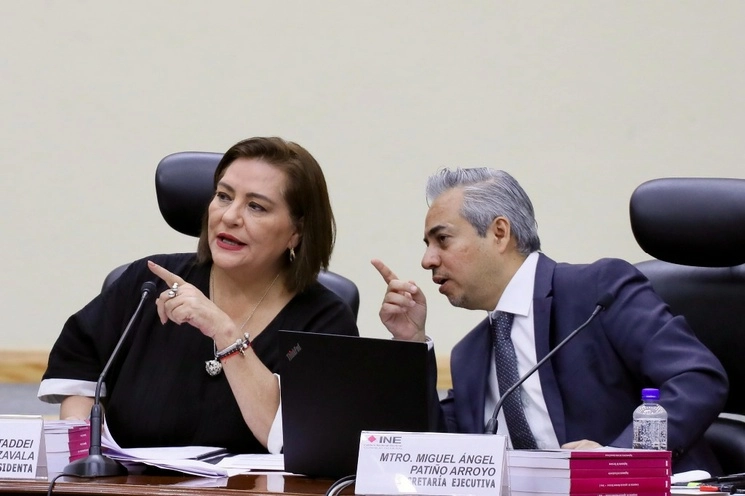 Guadalupe Taddei y Miguel Ángel Patiño en el INE. Foto Roberto García Ortiz
