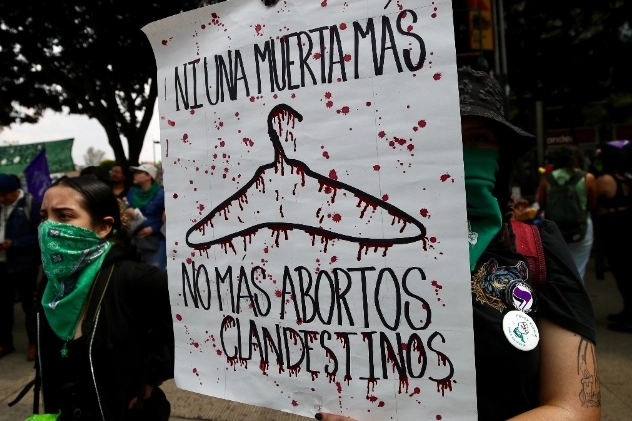 Mujeres marchan a favor del aborto en calles de CDMX, el 28 de septiembre de 2024. Foto Yazmín Ortega Cortés