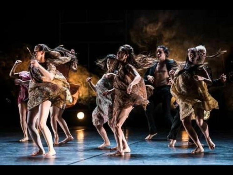 La coreógrafa Lola Lince informó que su compañía está grabando una pieza poco convencional en diversos sitios del teatro Juárez. En la imagen, bailarines de dicha agrupación en un momento de uno de sus montajes. Foto Jaime Martín