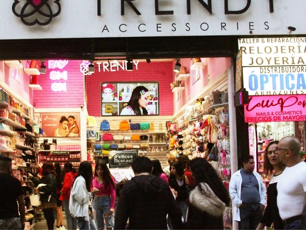 La confianza de los consumidores mexicanos se mantuvo debido a los incrementos mensuales en los componentes que evalúan la situación económica esperada de los miembros del hogar (0.9 unidades) y el del futuro del país (0.7 puntos). Foto Roberto García Rivas / Archivo

