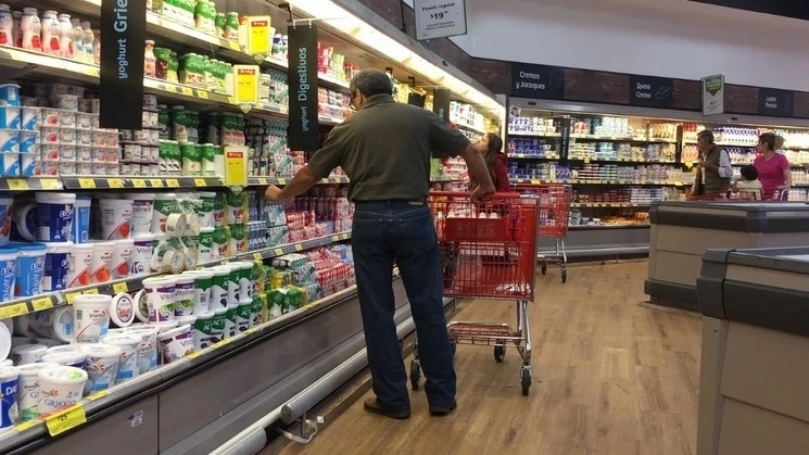 La confianza de los consumidores mexicanos creció en septiembre, por quinto mes consecutivo, pese a que su sentimiento con respecto a la situación económica futura del hogar y del país se deterioró, reveló  el Inegi. Foto Cristina Rodríguez / Archivo