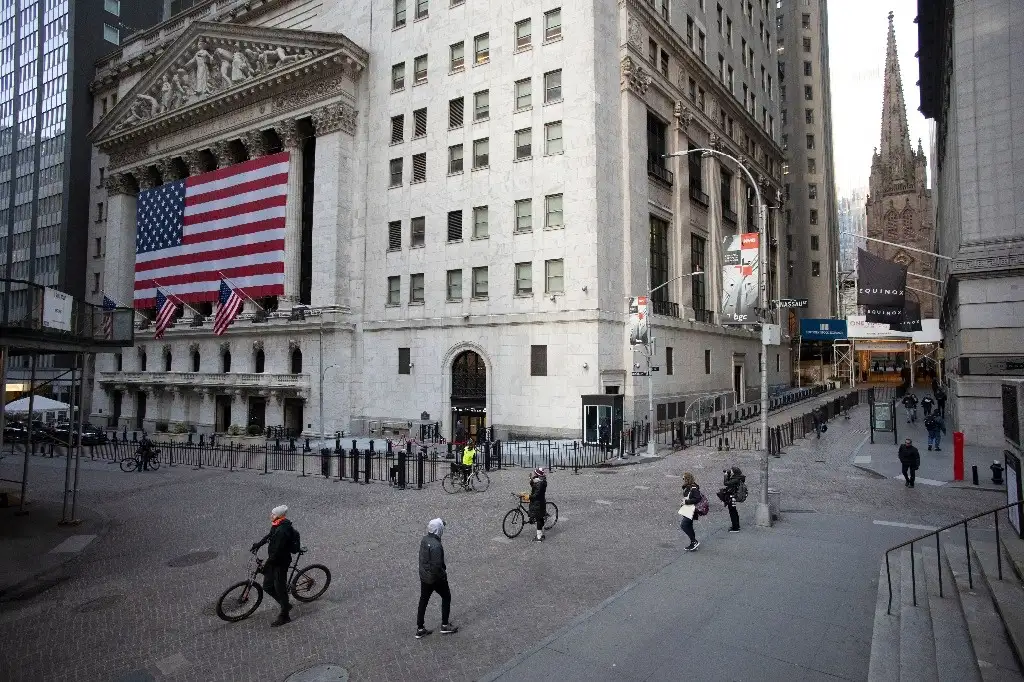 La zona de Wall Street, considerado el corazón del distrito financiero, es el principal y permanente hogar de la Bolsa de Valores estadunidense, luce semivacía. Foto AP