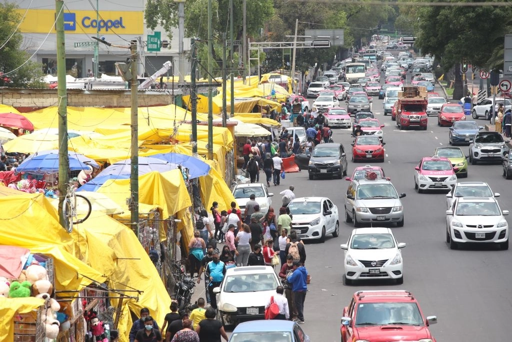 Capitalinos acuden a realizar compras en la calle de Fray Servando Teresa de Mier, en la Ciudad de México, el 4 de julio de 2021. Foto María Luisa Severiano