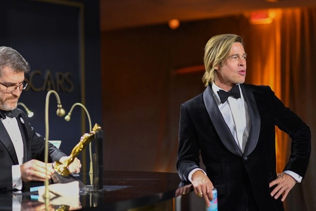 Brad Pitt reveló el secreto de sus divertidas intervenciones antes de recoger su Oscar como mejor actor de reparto el intérprete. Foto Afp 