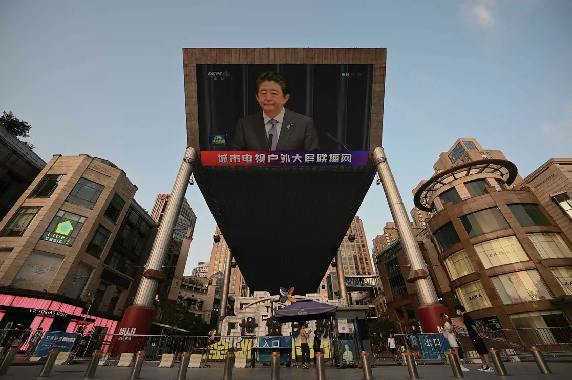 Una gran pantalla muestra una transmisión de noticias con una imagen del ex primer ministro japonés Shinzo Abe en Pekín, el 8 de julio de 2022. Foto Afp
