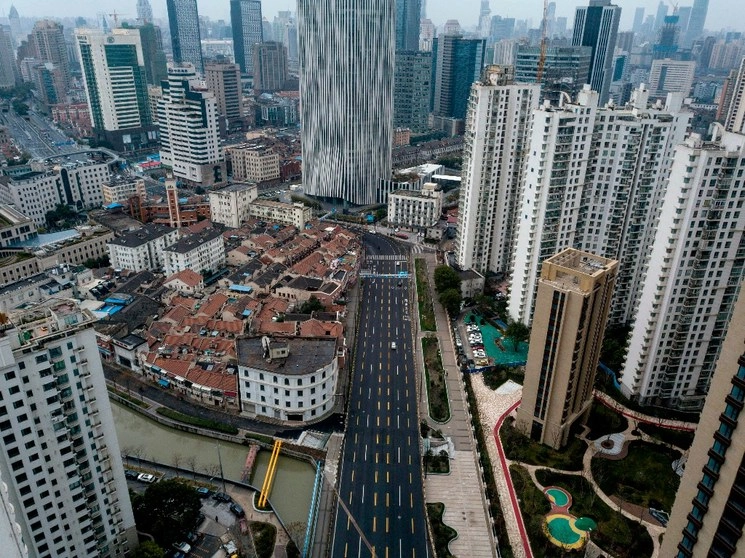 Vía desierta en el distrito de Hongkou, Shanghái. Foto Afp