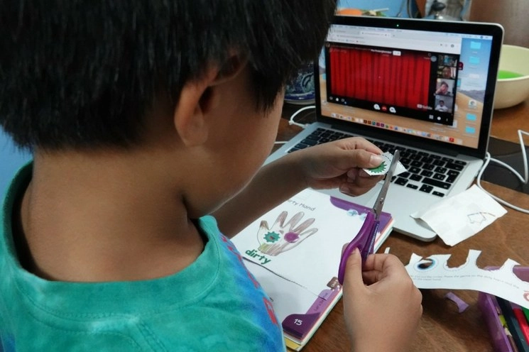 Niños toman clases a distancia con aplicaciones de Internet que les permiten convivir a larga distancia con sus compañeros y maestros, esto debido a que permanecen en cuarentena por las restricciones sanitarias derivadas del Covid-19. Foto Cuartoscuro