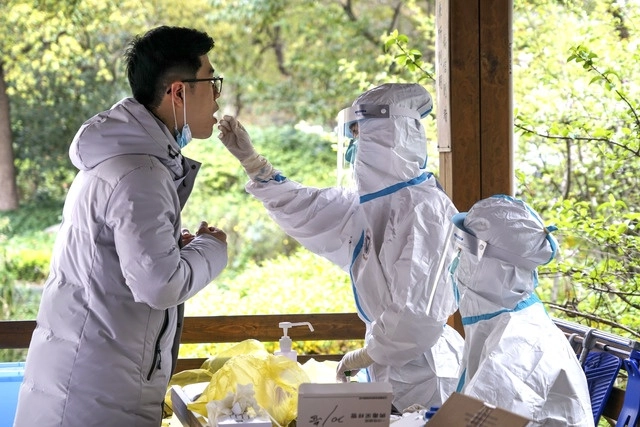 Personas se realizan pruebas de covid-19 en la ciudad de Shanghái. Foto Xinhua 