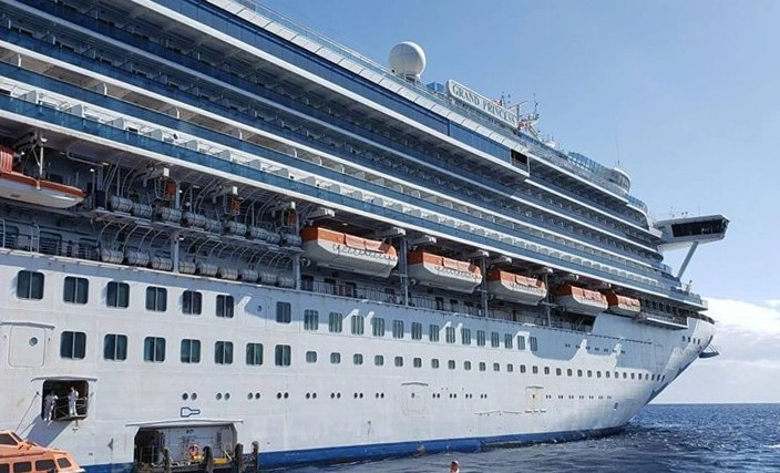 El "Grand Princess" permanece en la Bahía de San Francisco; 19 miembros de la tripulación y dos pasajeros están infectados con Covid-19. Foto Afp