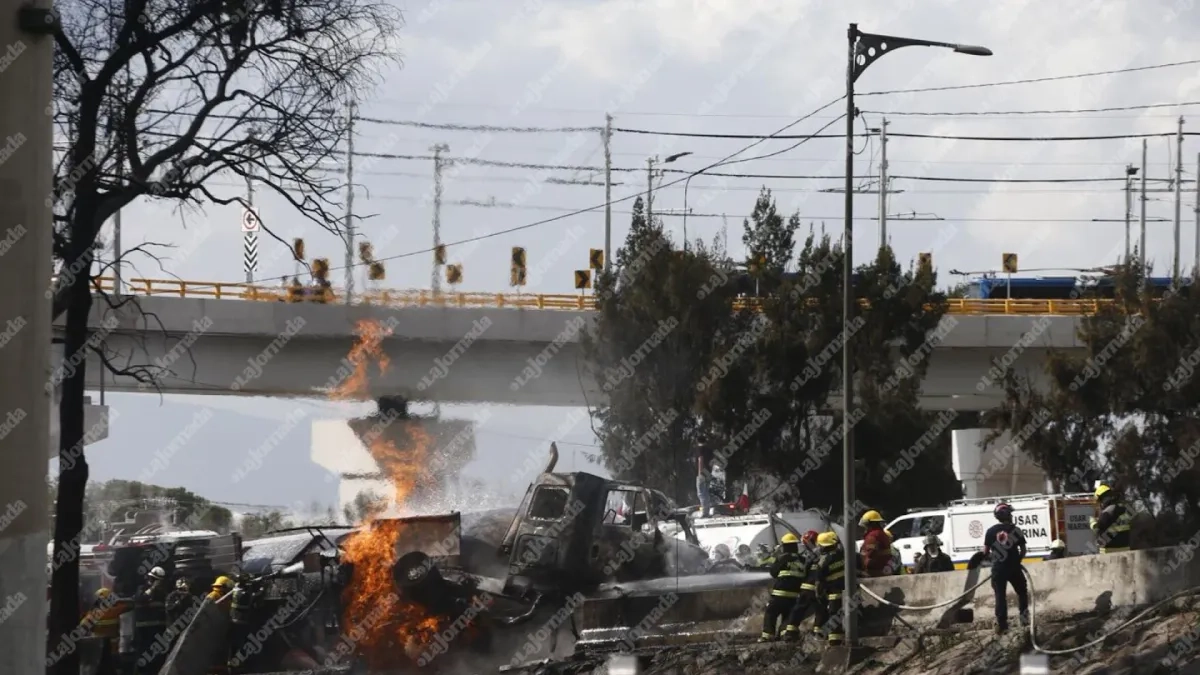 Bomberos durante el control del incendio provocado por una pipa de la Transportadora Silza, en las inmediaciones del Puente de la Concordia y la calzada Ignacio Zaragoza al poniente, el pasado 10 de septiembre de 2025. 